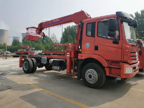 點(diǎn)擊查看詳細(xì)信息<br>標(biāo)題：6.3噸大運(yùn)隨車吊 閱讀次數(shù)：1840